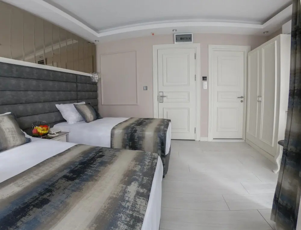 Отель Crowned Hotel