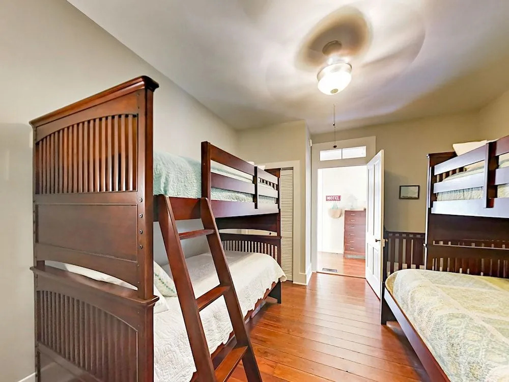 1812 Avenue L Cabin 3 Bedrooms 2 Bathrooms Cabin