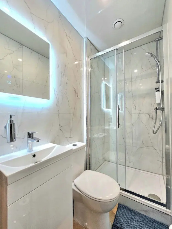 Modern Gem with free parking