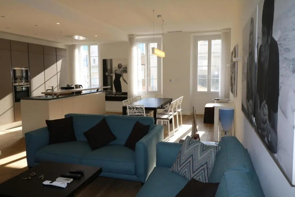 Luxury, central 3 bedroom, 3 bathrooms 5 mins from the Palais 410