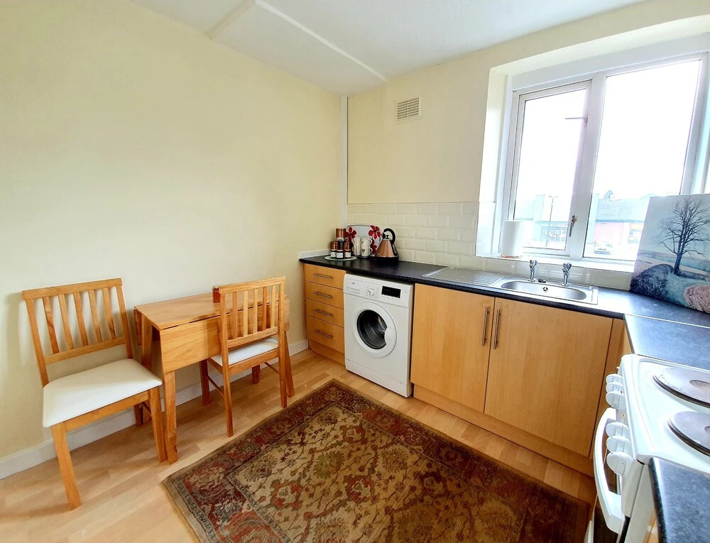 Bright Airy Home With Free Parking