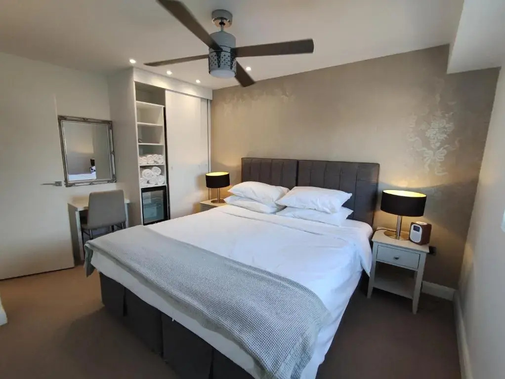 Modern 2 Bedroom Flat with private outdoor terrace