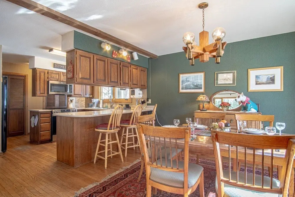 #104 Private Hot Tub, 2 car Garage, Abundant Parking, Elkhorn Amenities