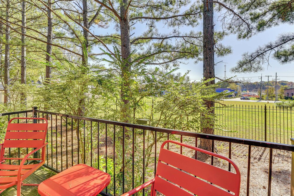 5 Mi to Univ of Arkansas: Cozy Townhome w/ Deck