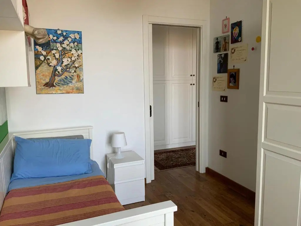 Camere con bagno privato in appartamento condiviso con host