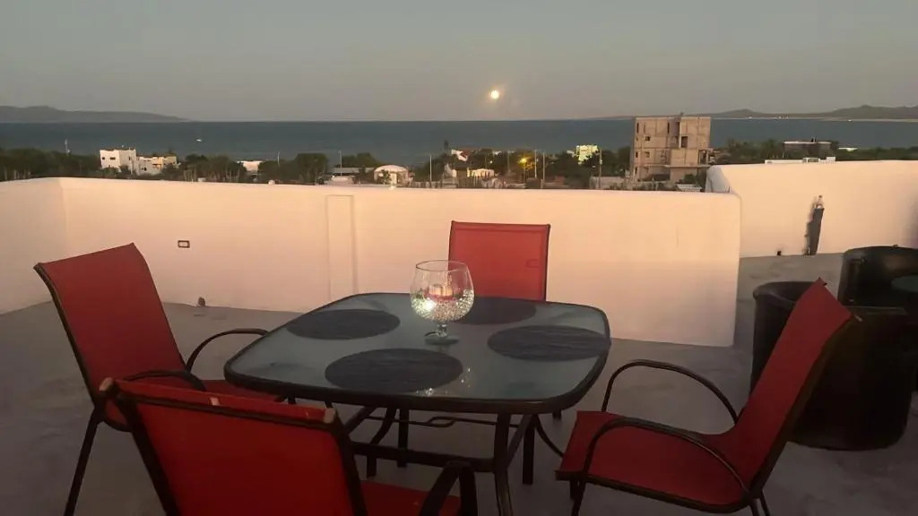 Casa Arrecife, Beach is steps away! Fast internet, Private cozy room!