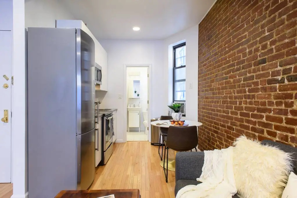83-3w UES Central Park Newly Furnished XL Studio