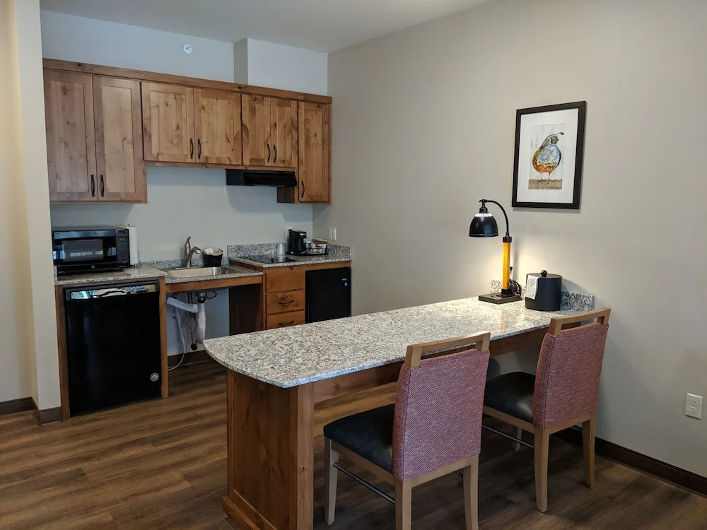 GrandStay Hotel & Suites