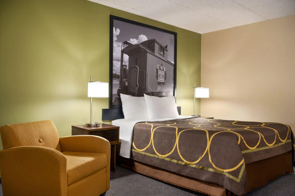 Super 8 by Wyndham Hearst ON