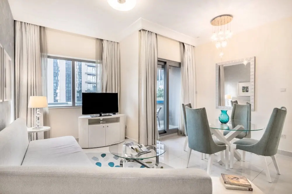 Amazing 1 BR Apartment Damac Mall Street