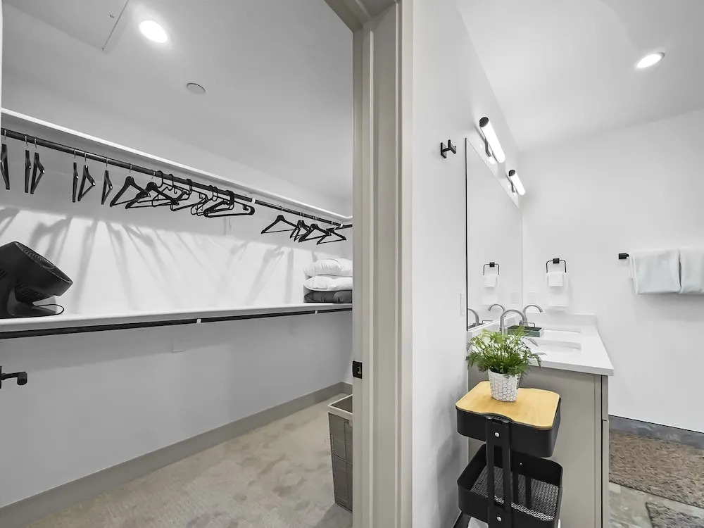 541 Center Circle 3br 3.5ba 3 Bedroom Townhouse by RedAwning