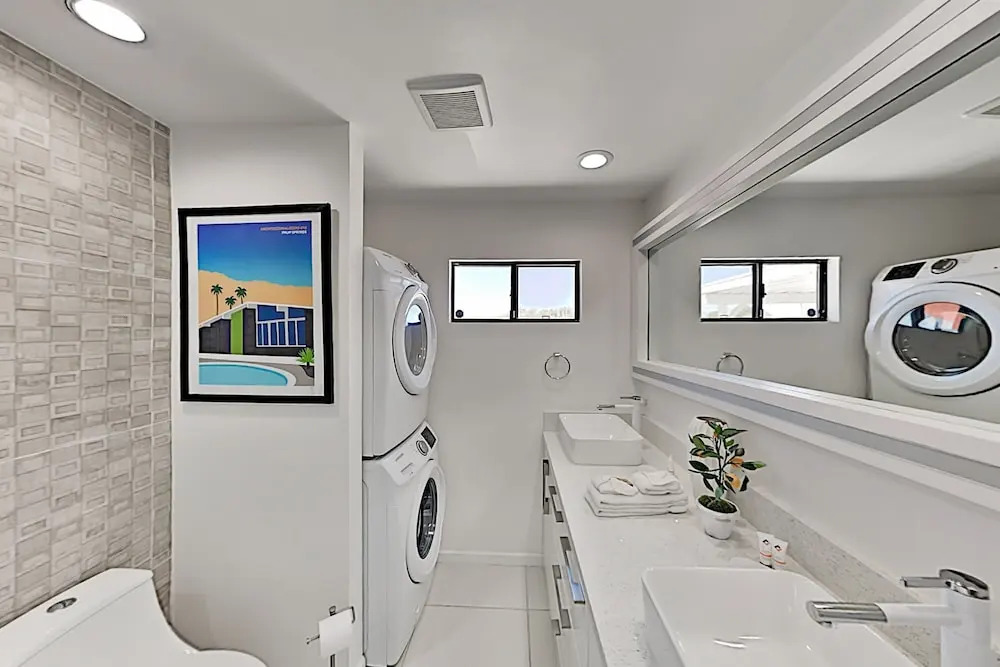 Mid-century Modern Home 3 Bedrooms 2 Bathrooms Home