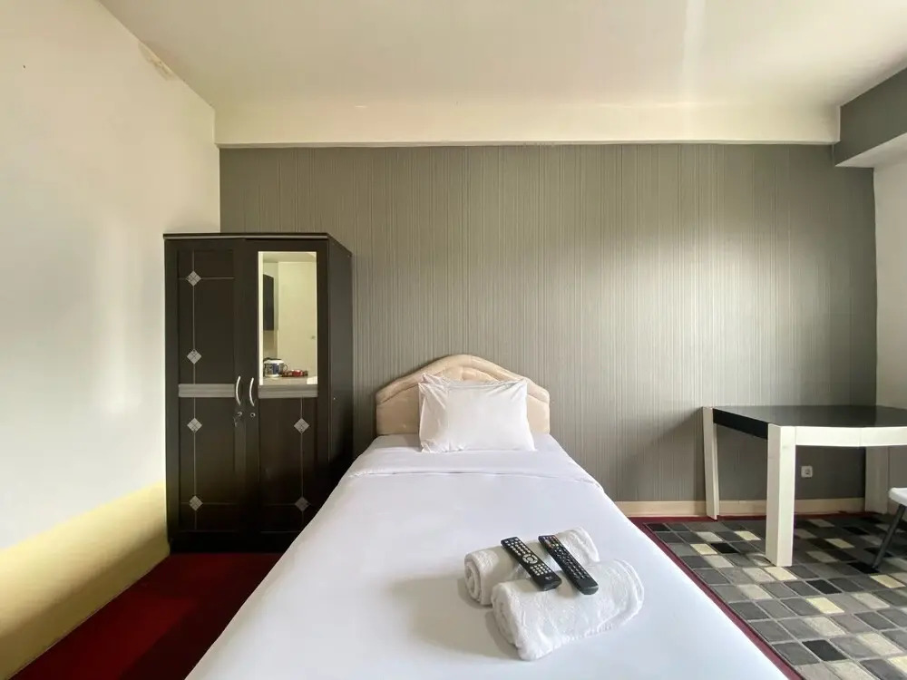 Beauty Spacious Studio Room At Pinewood Apartment Jatinangor