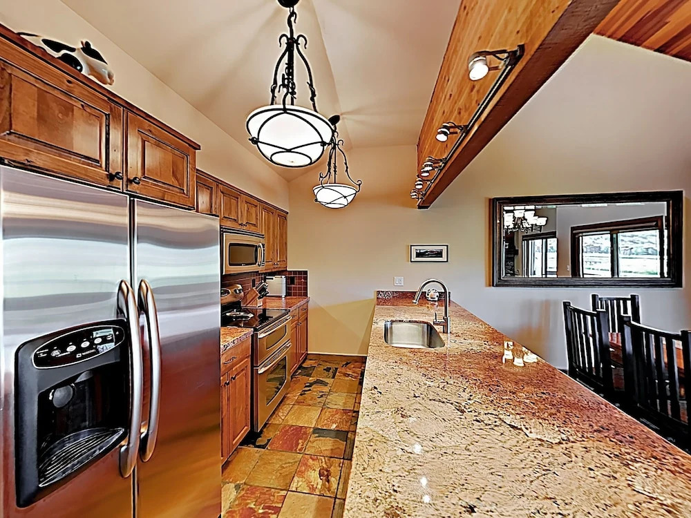 Lodge-inspired Lakeside - Walk To Lifts! 3 Bedroom Townhouse