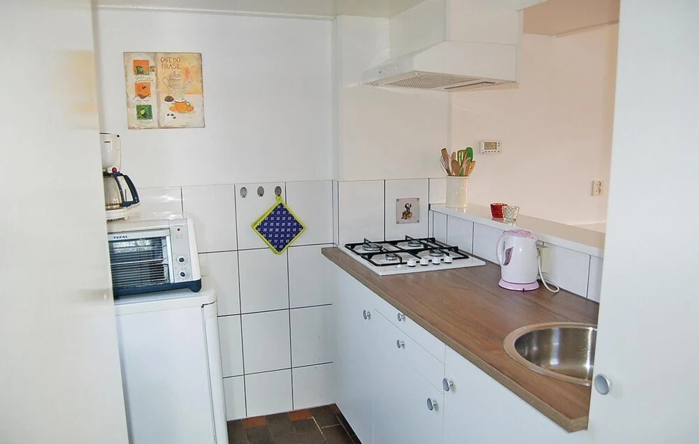 Nice Home in Bruinisse With 3 Bedrooms and Wifi