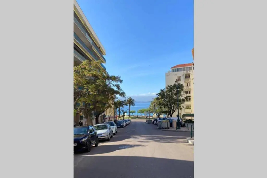 Ajaccio Charmant T2 neuf 40m2 avec balcon au Trottel wifi Clim parking plage à pieds 100m