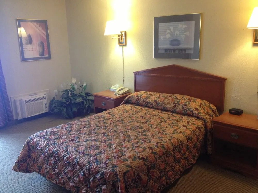 Woodridge Inn and Suites