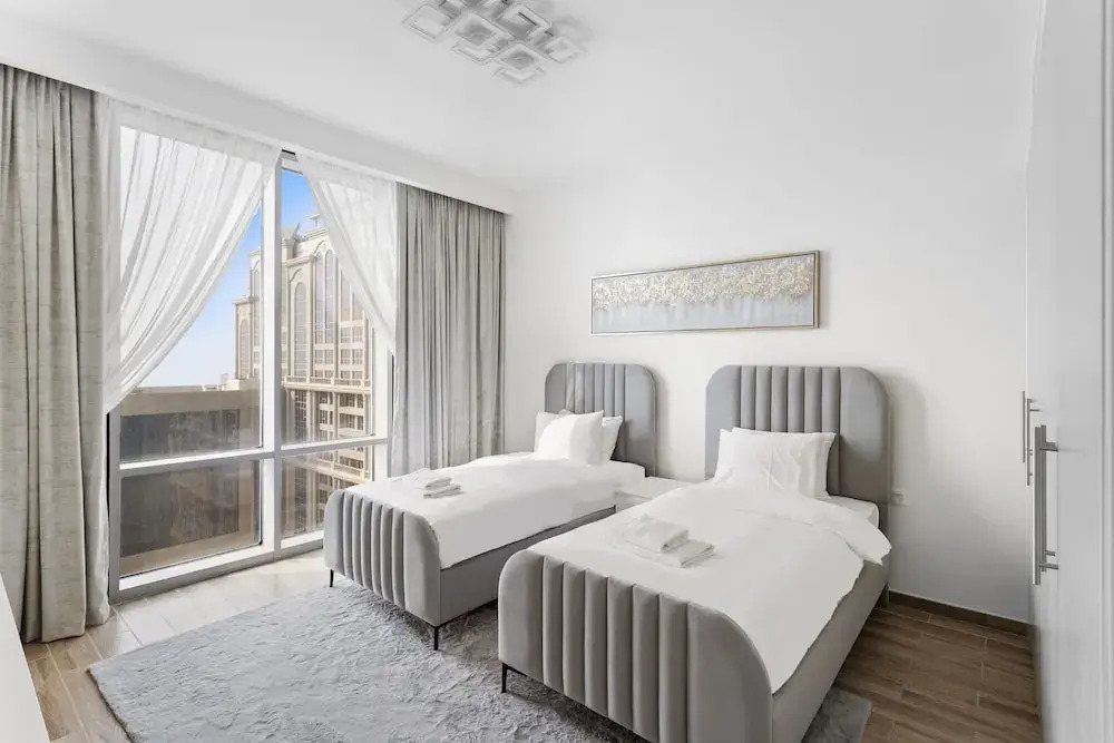 WelHome - Stunning 3BR Apartment with Balcony and Canal View
