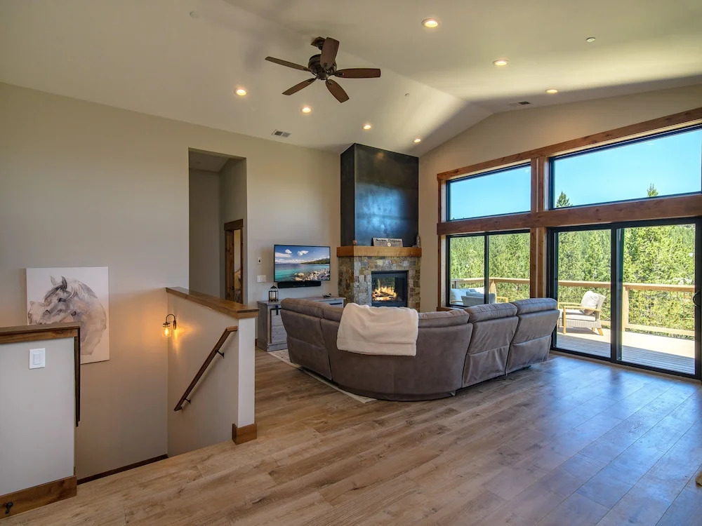 Tahoe Donner Home 4 Bedrooms 2.5 Bathrooms Home
