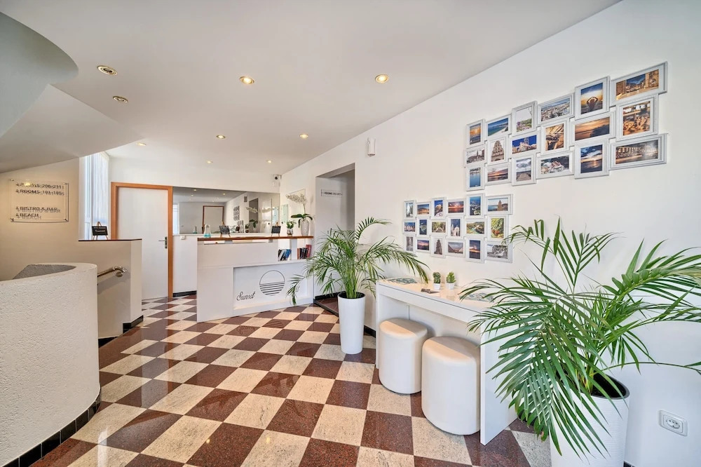Sunset Split Rooms