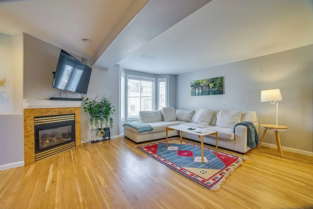 Pet-friendly Seattle Townhome < 1 Mile to Lake!