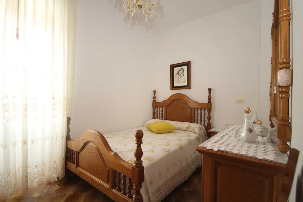 House - 5 Bedrooms with Sea views - 107775