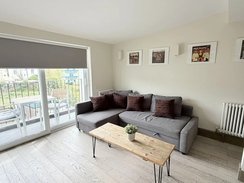 Cosy one bedroom apartments with free evening parking