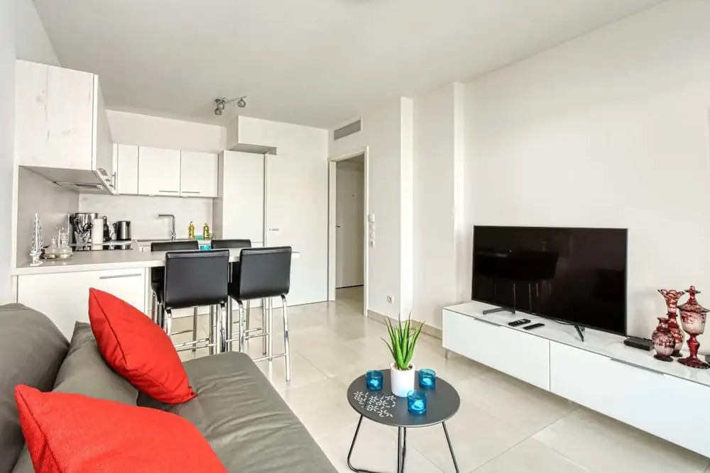 Modern Apartment With Private Balcony, Near Palais