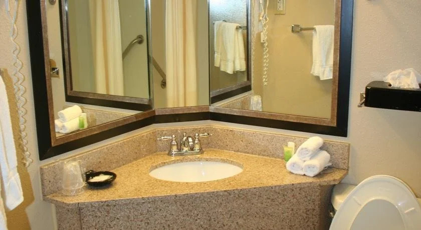 Clarion Inn & Suites By Hampton Convention Center