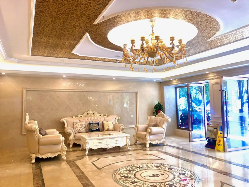 Vienna Hotel (Pu'er High-Speed Railway Station Meizi Lake Park)