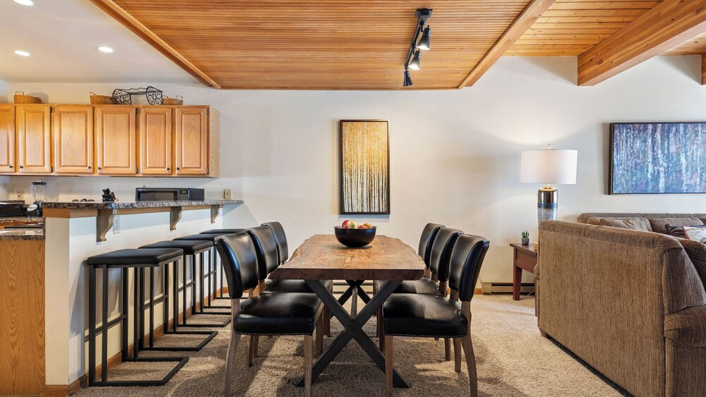 Riverside Condos A102 by Avantstay Condo Close To Downtown, Town Park & Ski Lift #8
