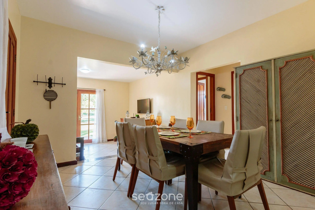 Linda Casa com piscina e churrasqueira URA0015