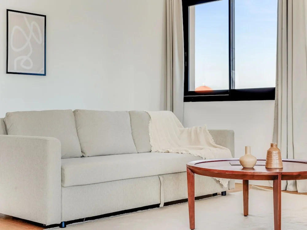 Sanders Crystal 1 Pleasant 3-bdr Apt With Shared Pool