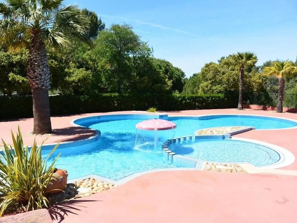 Chalet climatisé avec piscine chauffée et parking dans une pinède calme - FR-1-607-64