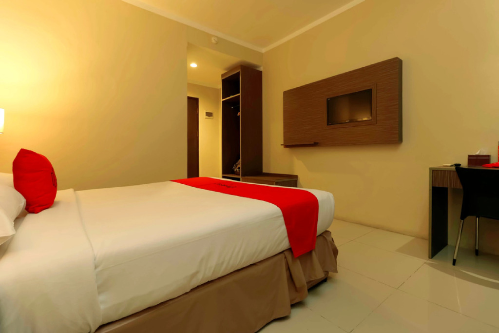 RedDoorz Plus near Pantai Losari