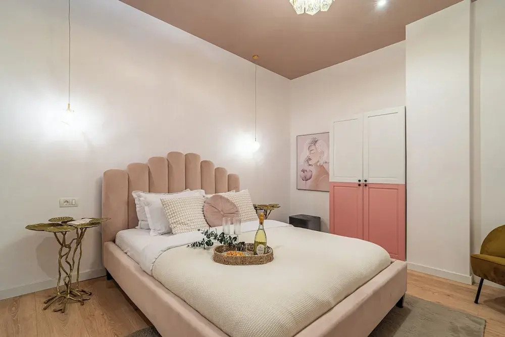 Designer 2-Bedroom Flat with Balcony & Full Amenities Steps from Piata Universitatii