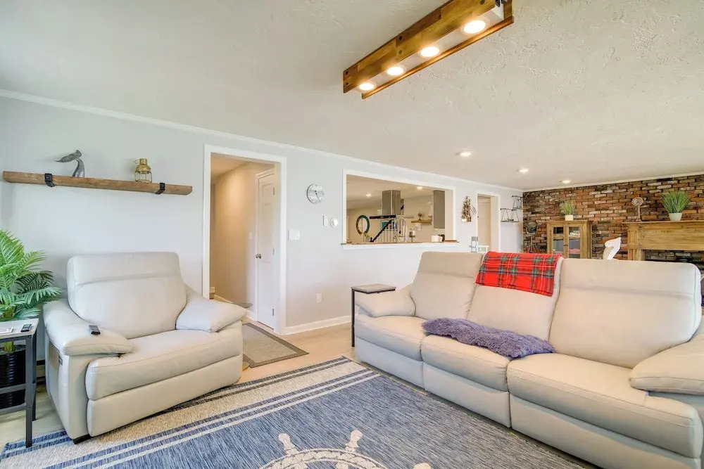 Bayfront Home w/ Deck - 4 Mi to Downtown Plymouth!