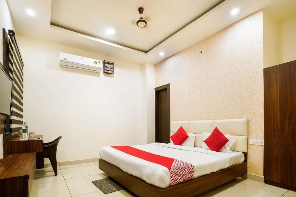 Pop 91505 Airport Hotel