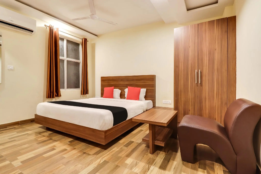 Super Capital O Seven Wonders Inn Near Sahara Ganj Mall