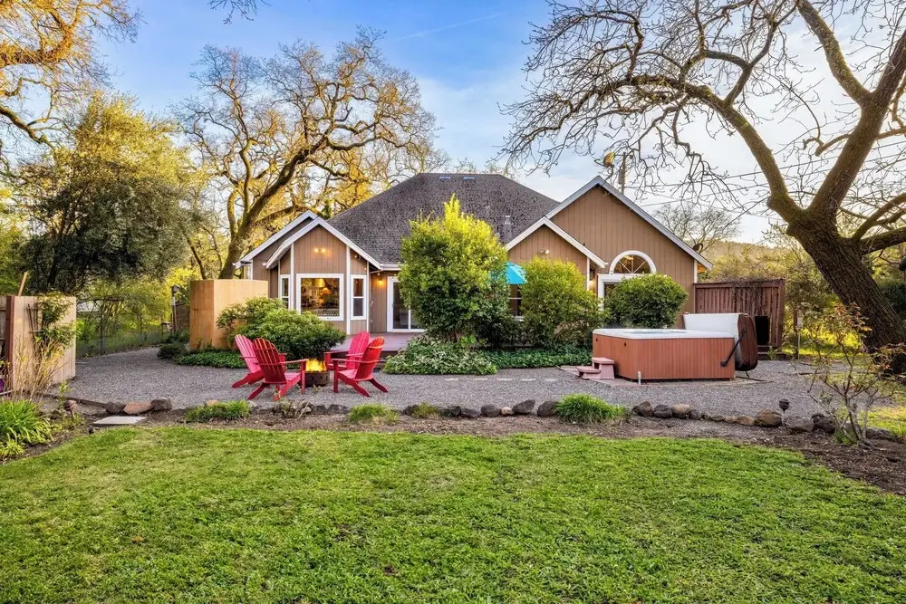 Valley of the Moon by Avantstay Tranquil Escape, Large Yard w/ Hot Tub & Fire Pit