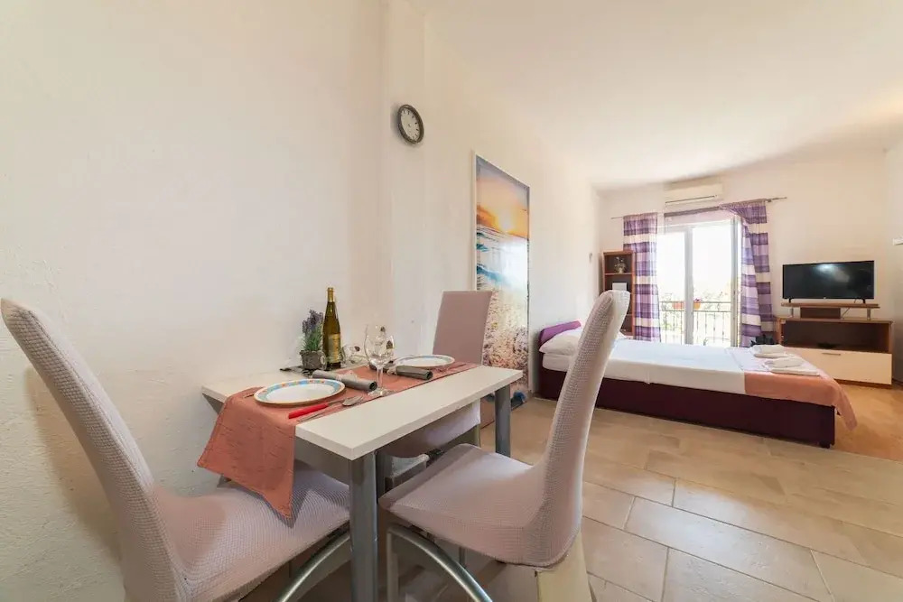 Tranquil and Stylish Apartment Kastel Novi