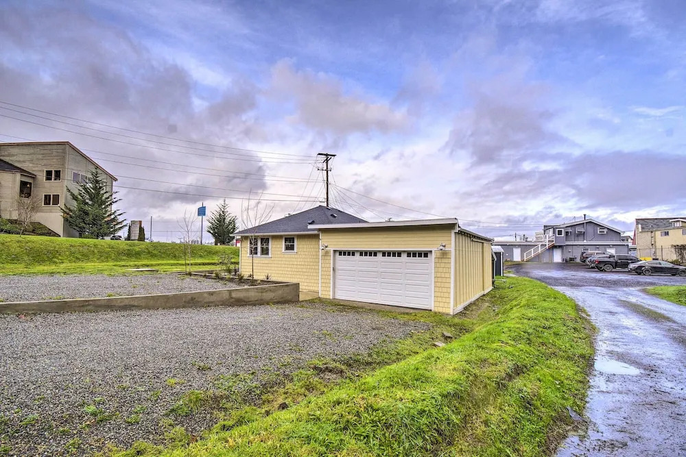 Updated Port Orchard Home, Walk to Waterfront