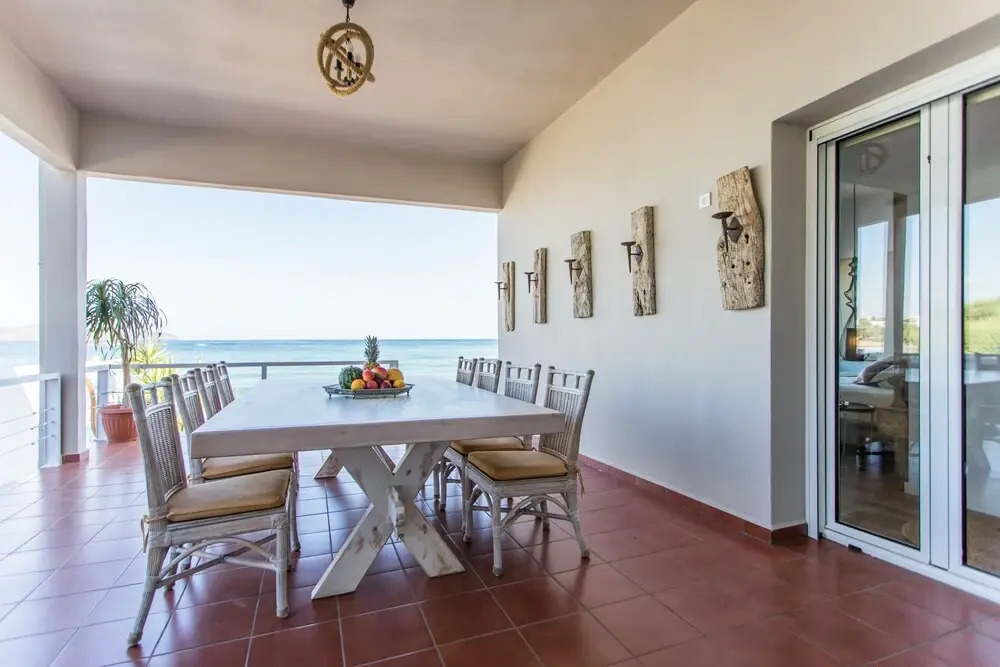 Beachfront Modern Property With 2 Outdoor hot Tubs Only 300m From Restaurants Shops