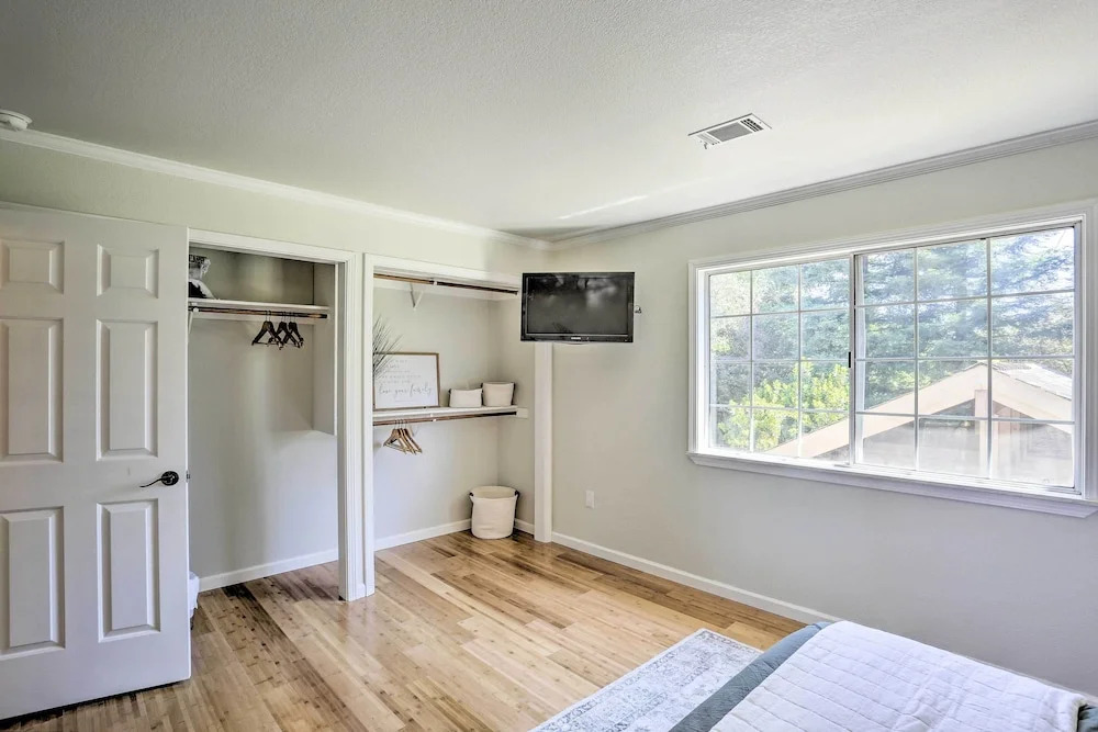 Redding Getaway w/ Hot Tub & Outdoor Kitchen!