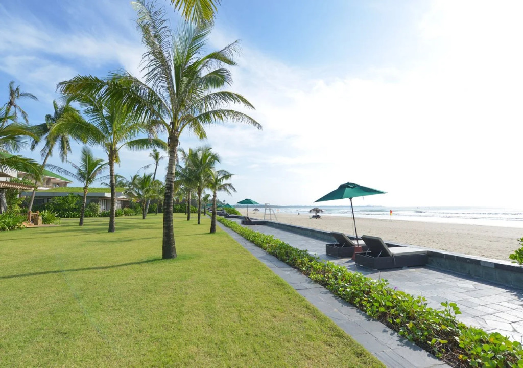 Ngwe Saung Yacht Club & Resort