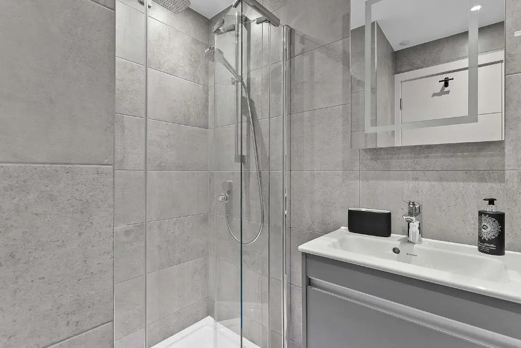 2 De Courcey House - Architect designed luxury apartment with parking, central Dartmouth