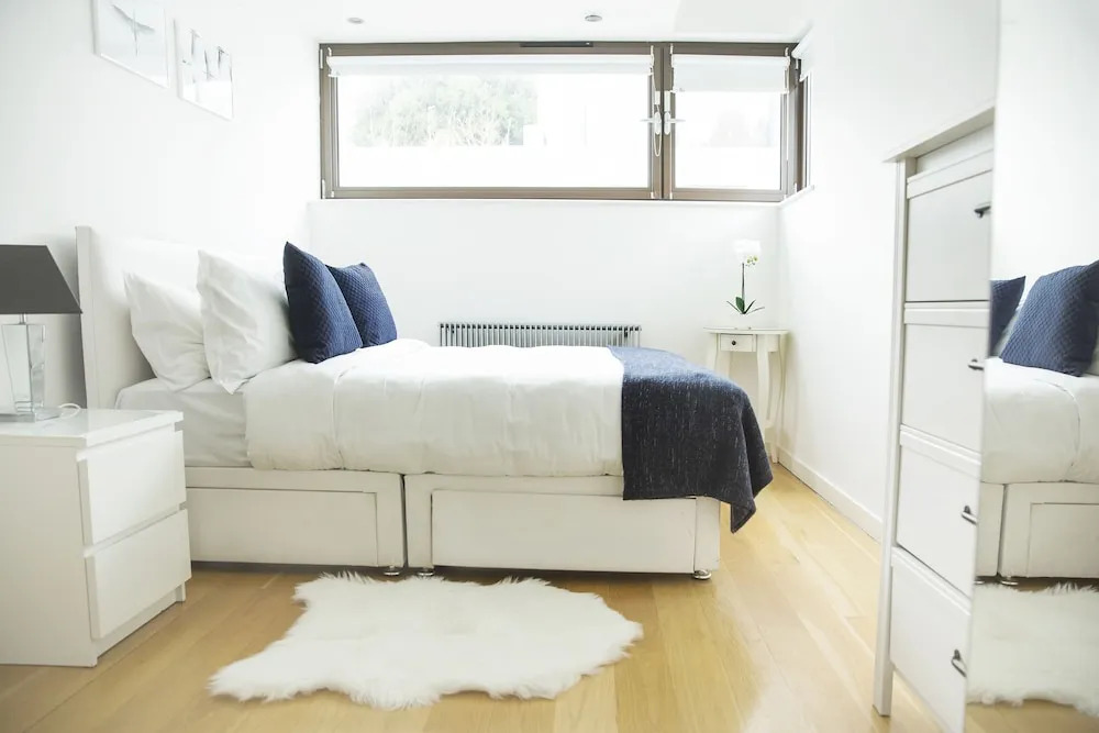 The Holborn Lights - Modern 3BDR Home with Rooftop Terrace & Garage