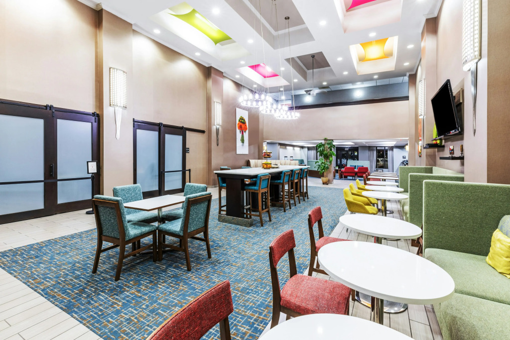 Hampton Inn & Suites Tulsa-Woodland Hills