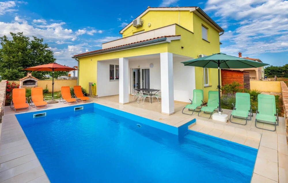 Four-Bedroom Holiday Home In Valbandon