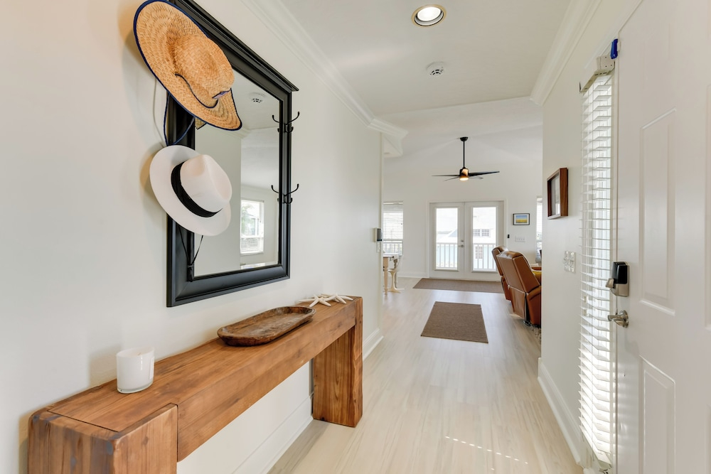 Steps to Ocean & Bay: Bradenton Beach Townhome!